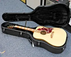 2025 GIBSON HUMMINGBIRD NATURAL STUDIO WALNUT ACOUSTIC-ELECTRIC GUITAR W/CASE!