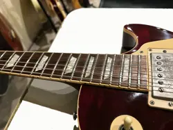 VINTAGE GUITAR USED