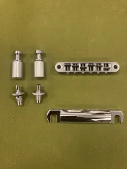 GIBSON NASHVILLE BRIDGE W/POSTS AND STOP TAILPIECE WITH STUDS CHROME