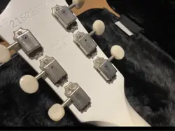 GUITAR WHITE