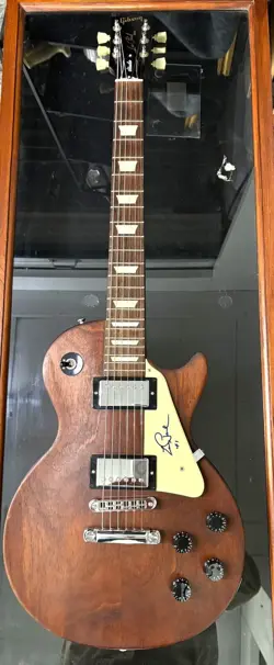 GIBSON LES PAUL STUDIO 2007 WORN BROWN SIGNED BY LES PAUL   DISPLAY CASE