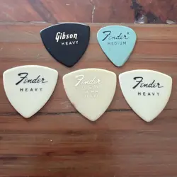 VINTAGE GUITAR PICKS-FENDER/GIBSON