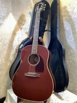 GIBSON TRIAL VIDEO AVAILABLE J-45 STANDARD WINE RED GLOSS 22753104 A SLIGHT TEAR