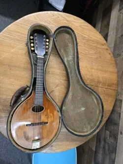 VINTAGE  GIBSON A STYLE  MANDOLIN W/ ORIG CASE FOR RESTORATION.