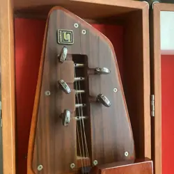 ACOUSTIC GUITAR LES