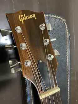 ACOUSTIC GUITAR 1970-72