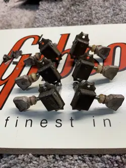 DELUXE GUITAR TUNERS