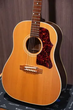 GIBSON J-50 ADJ MADE IN 2013
