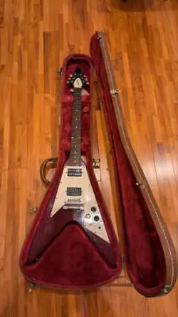 GIBSON FLYING V WITH HARD CASE
