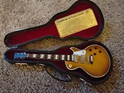 GIBSON MINIATURE COLLECTIBLE GUITAR LIMITED TO 10,000 WITH COA