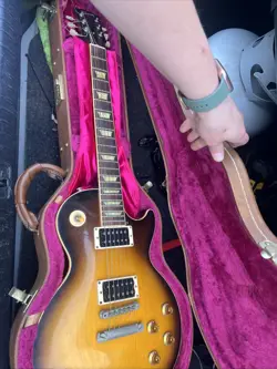 GIBSON GUITAR AND
