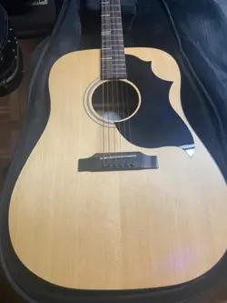 GIBSON ACOUSTIC GUITAR USED