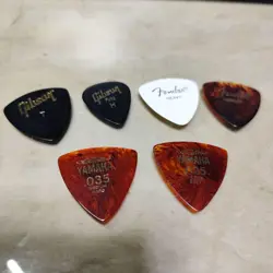 6 GUITAR PICKS, GIBSON FENDER, YAMAHA