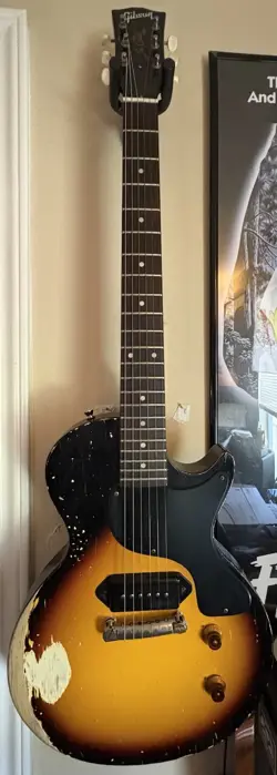 CUT ELECTRIC GUITAR.