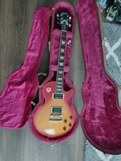GIBSON LES PAUL STANDARD ELECTRIC GUITAR WITH HARD CASE
