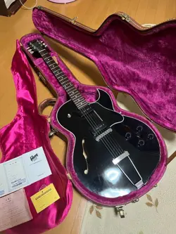 GIBSON ES-135 BLACK SEMI-HOLLOW GUITAR W/ HARD CASE FROM JAPAN