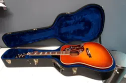 GIBSON HUMMINGBIRD ACOUSTIC GUITAR W/ HARD CASE