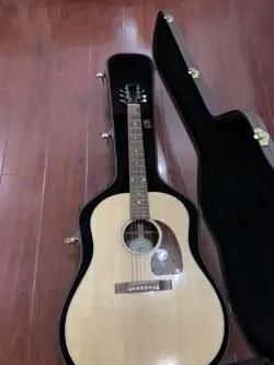 SECOND-HAND GIBSON GUITAR FOR SALE