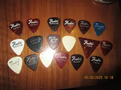 LOT OF 18 VINTAGE GUITAR PICKS - FENDER, GIBSON, & D'ANDREA SOME NOS PRE-CBS