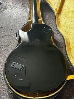 EQUIPPED WITH GIBSON LESPAUL STUDIO EMG