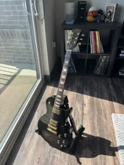 GIBSON LES PAUL STUDIO EBONY W/ GOLD HARDWARE   HARDSHELL CASE VINTAGE 1996