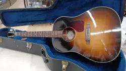 ACOUSTIC GUITAR J-45