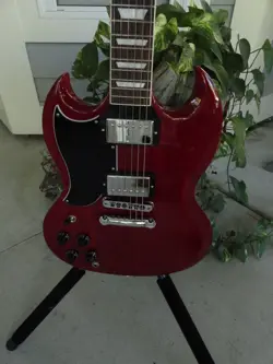 STANDARD ELECTRIC GUITAR.