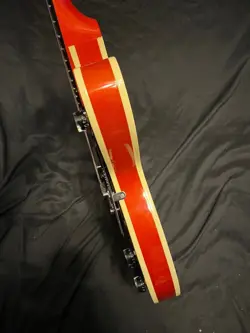 HOLLOWBODY GUITAR IN