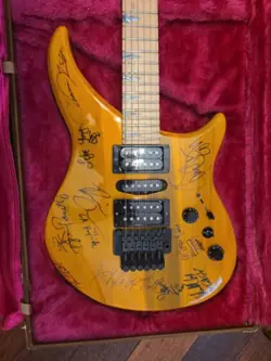 GIBSON M3 USA 1992 WITH CASE SIGNED BODY