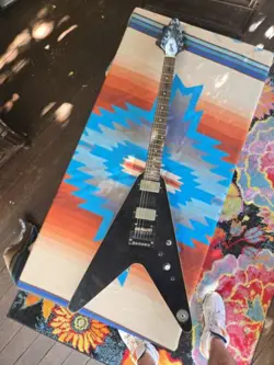 SAY GIBSON FLYING V.....NO IDEA!