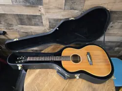 1965 GIBSON B25 GREAT PLAYER NATURAL W/HARD SHELL CASE.