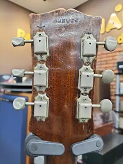ACOUSTIC GUITAR J-50