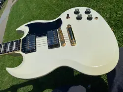 2018 GIBSON SG STANDARD GOLD SERIES ALPINE WHITE W/ GOLD HARDWARE 7.1 LBS