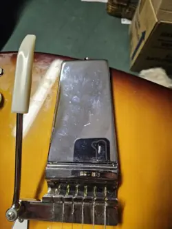 VIBROLA GIBSON STYLE VIBRATO MAESTRO TAILPIECE WITH ARM & COVER