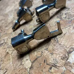 VINTAGE PEGS