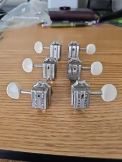 GIBSON DELUXE 3 PER SIDE GUITAR TUNERS