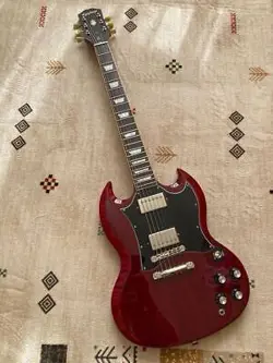 EPIPHONE INSPIRED BY GIBSON SG STANDARD 60S VINTAGE CHERRY. IT IS A BEAUTIFUL IT