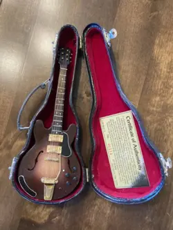 MINIATURE GIBSON GUITAR ES-335 LIMITED EDITION , WITH CASE. WOOD