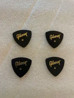 LOT OF 4 NEW GIBSON GUITAR PICKS - MEDIUM