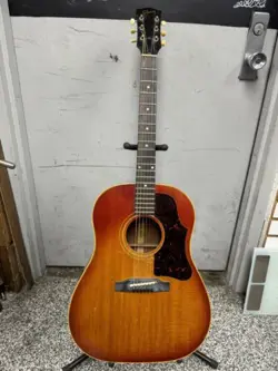 ACOUSTIC GUITAR CHERRY