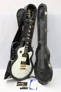 2005 GIBSON LES PAUL STUDIO IN WHITE WITH GOLD HARDWARE & HARD CASE WITH CANDY