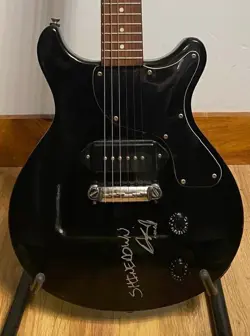 EPIPHONE/GIBSON LES PAUL JUNIOR   P-90   BLACK W / SHINEDOWN SIGNATURE ON GUITAR