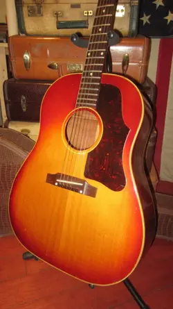 1962 GIBSON J-45 SUNBURST W/ ORIGINAL CASE