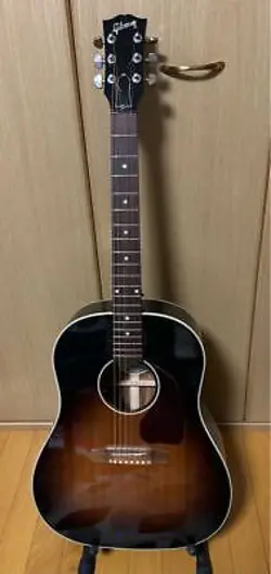 GIBSON ACOUSTIC GUITAR 2018 W/ HARD CASE - MINOR SCRATCHES, USED