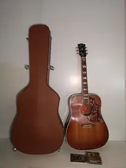 GIBSON HUMMINGBIRD ACOUSTIC GUITAR WITH CASE - EXCELLENT CONDITION