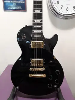 GIBSON LES PAUL STUDIO WITH HARDSHELL CASE