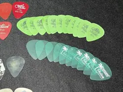 VINTAGE GUITAR PICKS PLECTRUMS (59) AND GIBSON GUITAR STRINGS LOT