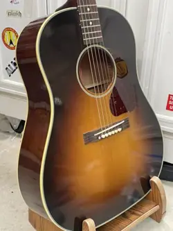 GIBSON CUSTOM SHOP 1942 BANNER J-45 VINTAGE SUNBURST  WITH HARPTONE CASE.