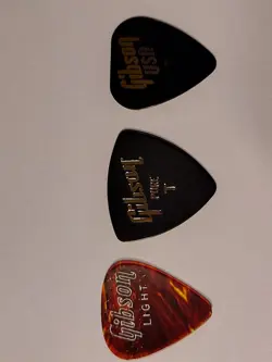 3 GIBSON PICKS 2 T'S AND 1 LIGHT PLEASE READ