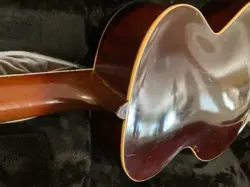 ACOUSTIC VINTAGE GUITAR